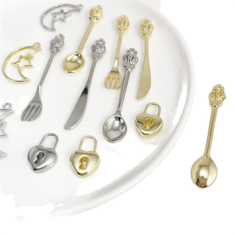 最新の 50 ピース/ロットカラープリントジオメトリフォーク - Men Accessories Locket のレビューと価格
