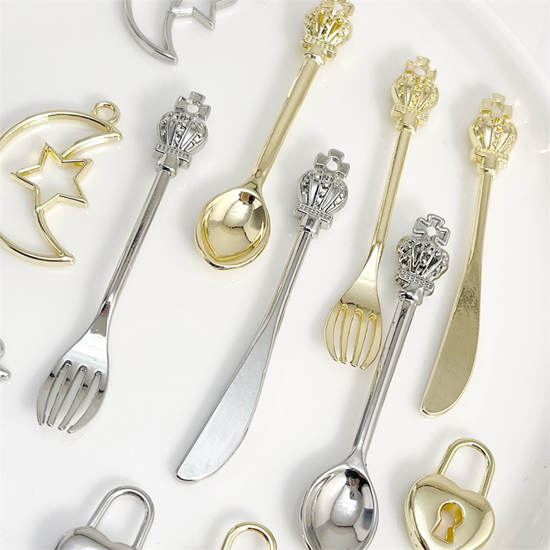 最新の 50 ピース/ロットカラープリントジオメトリフォーク - Men Accessories Locket のレビューと価格