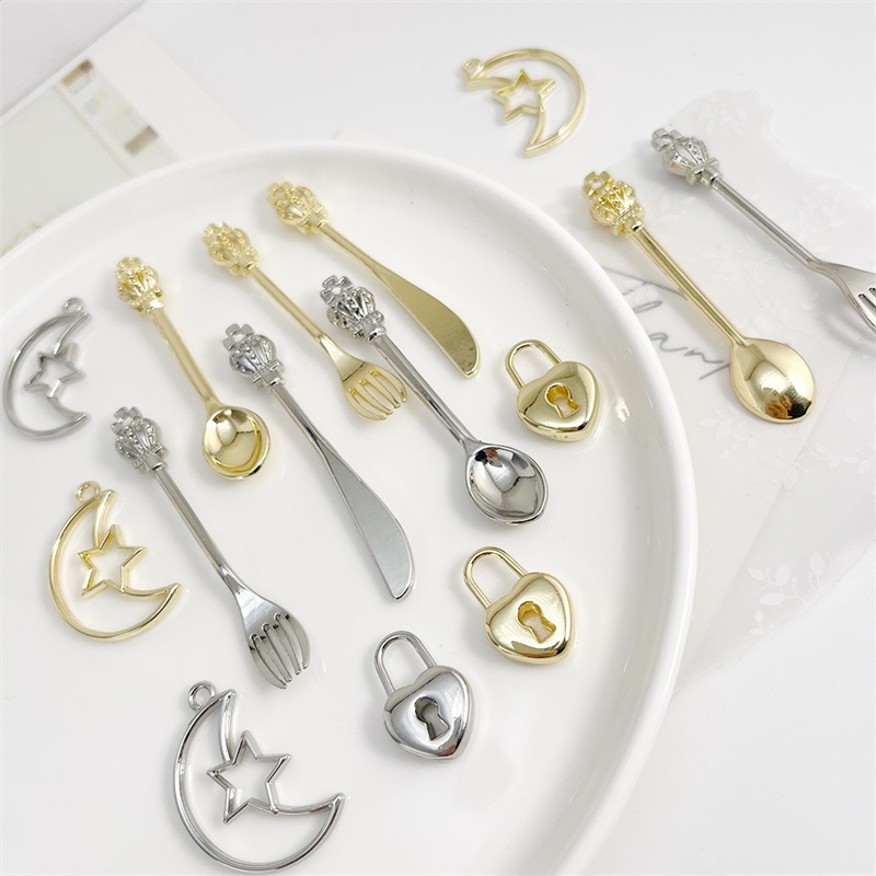 最新の 50 ピース/ロットカラープリントジオメトリフォーク - Men Accessories Locket のレビューと価格