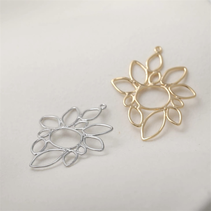 新到着 40 ピース/ロットカラープリント漫画の花の形の銅フ - Men Accessories Locket のレビューと価格