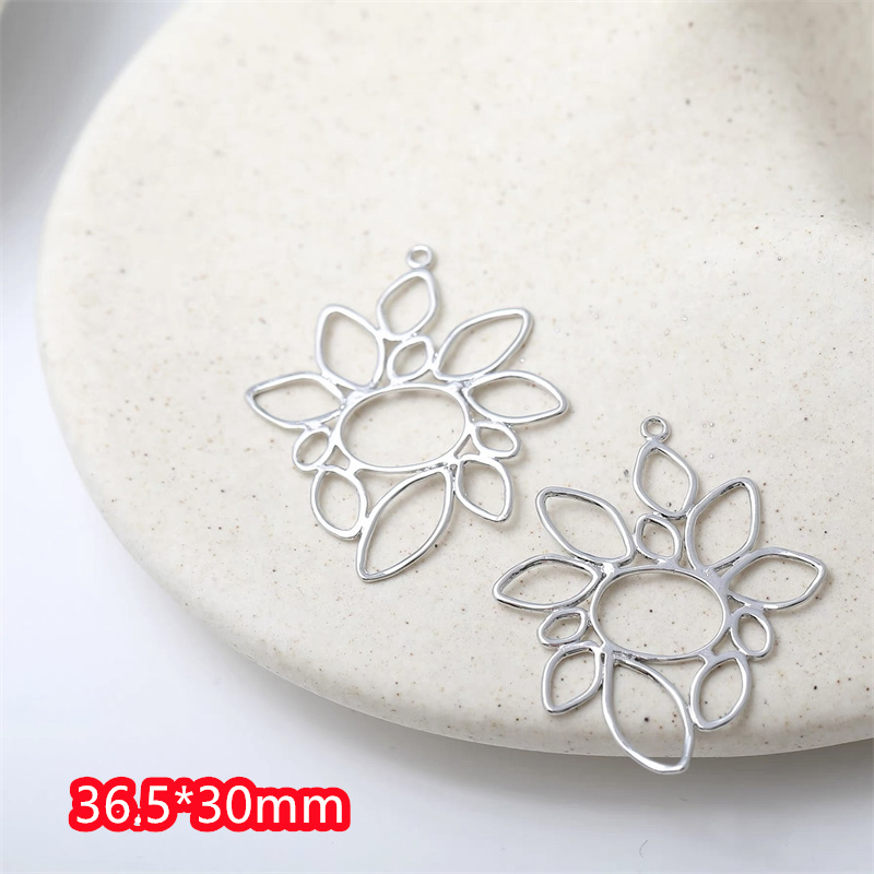 新到着 40 ピース/ロットカラープリント漫画の花の形の銅フ - Men Accessories Locket のレビューと価格