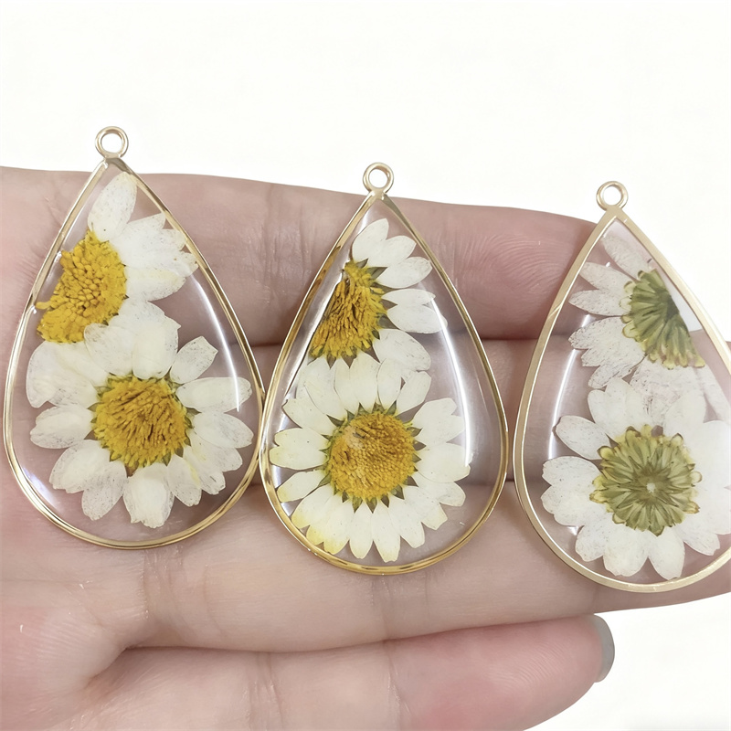 最小注文 30 ピース/ロットカラーデイジーの花コアジオメト - Men Accessories Locket のレビューと価格
