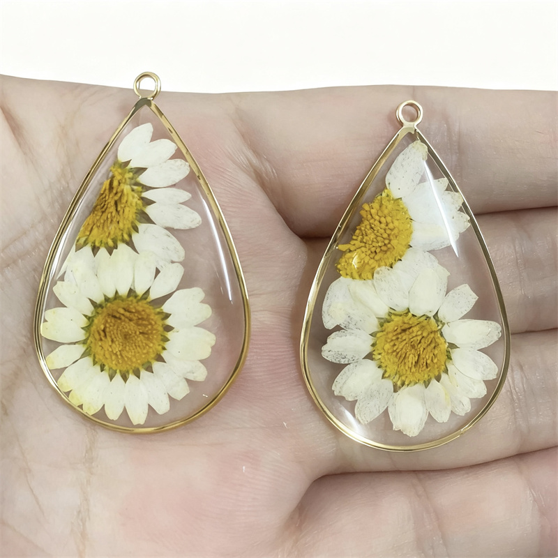 最小注文 30 ピース/ロットカラーデイジーの花コアジオメト - Men Accessories Locket のレビューと価格